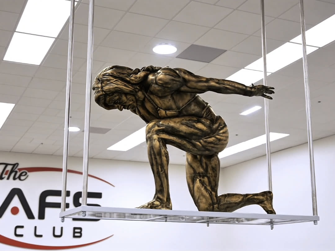 Sarah Villegas kneeling pose statue